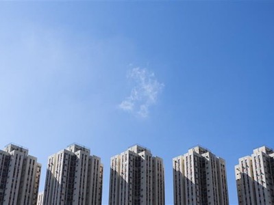 Các tòa nhà chung cư ở Hong Kong (Trung Quốc) ngày 20/11/2021. (Ảnh: AFP/TTXVN)