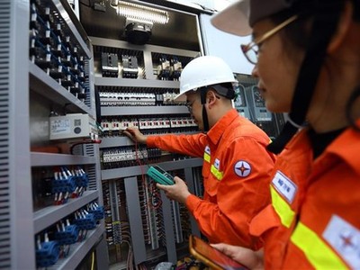 Nhân viên EVN kiểm tra thiết bị. (Ảnh: Huy Hùng/TTXVN).