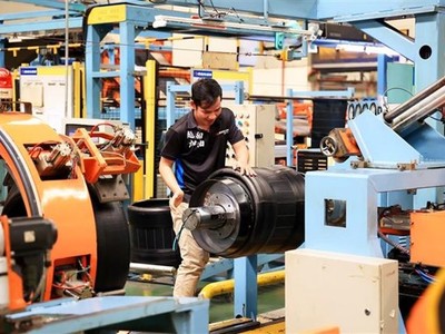 Công nhân làm việc tại nhà máy sản xuất lốp ôtô của Công ty Trách nhiệm Hữu hạn Sailun Việt Nam, Khu Công nghiệp Phước Đông, huyện Gò Dầu (tỉnh Tây Ninh). (Ảnh: Hồng Đạt/TTXVN).