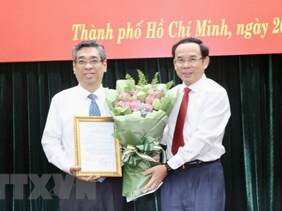 Ông Nguyễn Văn Nên, Ủy viên Bộ Chính trị, Bí thư Thành ủy Thành phố Hồ Chí Minh trao quyết định của Bộ Chính trị về việc chuẩn y kết quả bầu cử đồng chí Nguyễn Phước Lộc. (Ảnh: Anh Tuấn/TTXVN).