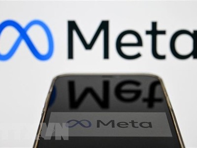 Biểu tượng Meta trên màn hình điện thoại. (Ảnh: AFP/TTXVN)