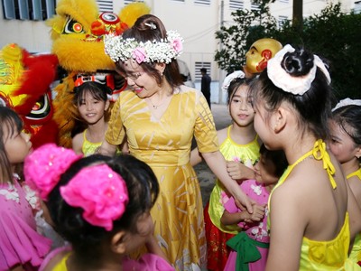 Nữ tỷ phú Nguyễn Thị Phương Thảo đón Trung thu cùng các em nhỏ