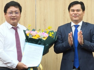 Ông Trần Phước Hiền - Phó Chủ tịch UBND tỉnh Quảng Ngãi trao quyết định cho ông Võ Minh Vương (áo trắng).