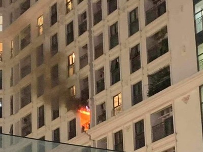 Hiện trường vụ cháy tầng 6 chung ở phường Mỹ Đình. (Ảnh TTXVN phát)