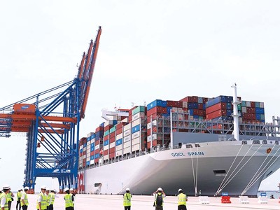 Hạ tầng đồng bộ và hiện đại sẽ làm giảm chi phí logistics. Trong ảnh: Xếp hàng tại cảng Bà Rịa - Vũng Tàu.