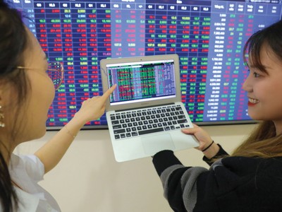 VN-Index đang có hai ngưỡng hỗ trợ mạnh là 1.100 điểm và 1.070 điểm.