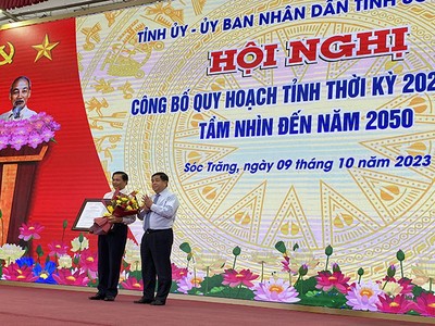 Bộ trưởng Bộ Kế hoạch và Đầu tư Nguyễn Chí Dũng trao Quyết định quy hoạch tỉnh Sóc Trăng cho Chủ tịch UBND tỉnh Sóc Trăng Trần Văn Lâu.