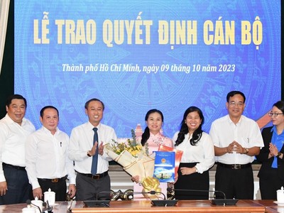 Bà Phan Kiều Thanh Hương (đứng giữa), tân Phó Giám đốc Sở Nội vụ TP.HCM cho biết sẽ cố gắng hết sức để hoàn thành tốt nhiệm vụ (ảnh: N.X)