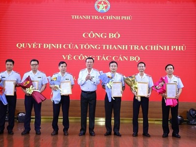 Tổng Thanh tra Chính phủ Đoàn Hồng Phong trao quyết định luân chuyển, điều động, bổ nhiệm đối với các cán bộ cấp Vụ trưởng và tương đương. (Nguồn: Báo Thanh tra)