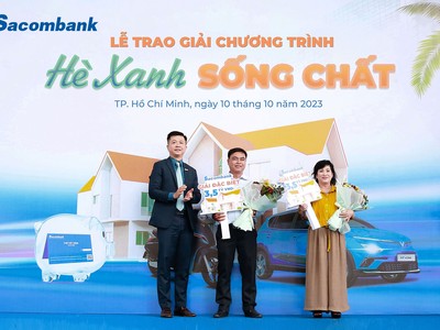 Ông Nguyễn Minh Tâm - Phó Tổng giám đốc Sacombank trao 2 giải đặc biệt cho khách hàng Lê Minh Xuân và khách hàng Phùng Thị Nhi.