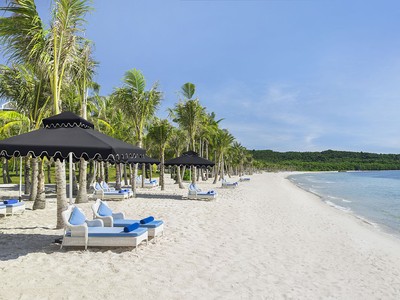 Bờ cát trắng mịn và nước biển xanh như ngọc tại Bãi Kem, Phú Quốc. Ảnh: JW Marriott Phu Quoc Emerald Bay Resort.