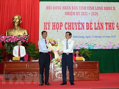 Bí thư Tỉnh ủy, Chủ tịch HĐND tỉnh Vĩnh Long Bùi Văn Nghiêm chúc mừng tân Phó Chủ tịch UBND tỉnh Vĩnh Long Đặng Văn Chính. (Ảnh: Phạm Minh Tuấn/TTXVN)