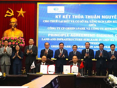 Công ty Green i - Park và Tập đoàn HiteJinro ký kết thỏa thuận thuê lại đất và cơ sở hạ tầng dưới sự chứng kiến của lãnh đạo tỉnh, các sở, ban, ngành Thái Bình.