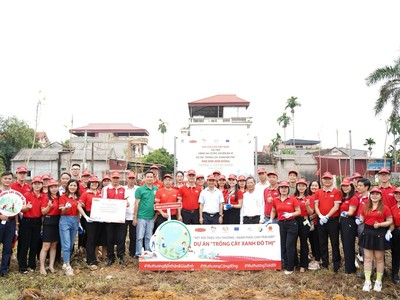 Đại diện Ban Giám đốc Dai-ichi Life Việt Nam, đại diện UBND xã Cổ Đô và GreenViet cùng đội ngũ Nhân viên và Tư vấn Tài chính bên Bảng lưu niệm Dự án “Trồng cây xanh đô thị”.