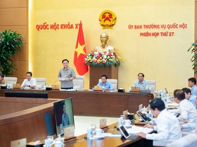 Chủ tịch Quốc hội Vương Đình Huệ phát biểu tại phiên họp.