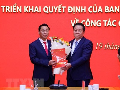 Trưởng Ban Tuyên giáo Trung ương Nguyễn Trọng Nghĩa trao quyết định và chúc mừng Tổng Biên tập Báo Điện tử Đảng Cộng sản Việt Nam Nguyễn Công Dũng. (Ảnh: Văn Điệp/TTXVN).