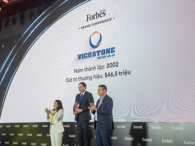 Đại diện lãnh đạo Vicostone nhận cúp giải thưởng tại sự kiện Hội nghị thương hiệu do Forbes Việt Nam tổ chức.