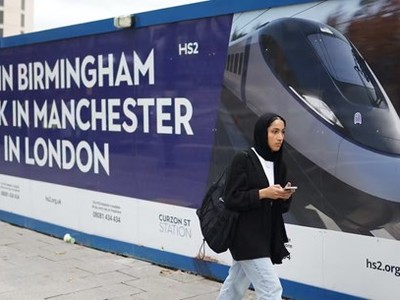 Tấm biển quảng cáo dự án đường sắt cao tốc London-Birmingham. (Nguồn: EPA-EFE)