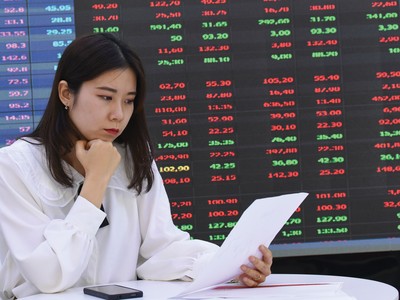 Nhà đầu tư trở nên thận trọng hơn trước nhiều yếu tố vĩ mô trong nước và thế giới.