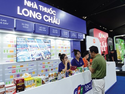 Việc bán hàng truyền thống kết hợp online, đẩy mạnh chuyển đổi số đã giúp các doanh nghiệp bán lẻ vượt qua giai đoạn khó khăn.