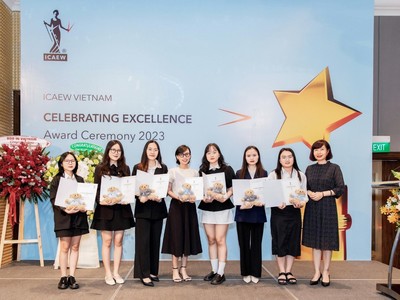 Bà Đặng Thị Mai Trang, Trưởng đại diện ICAEW Việt Nam trao chứng chỉ quốc tế ICAEW CFAB cho học viên tại TP.HCM.