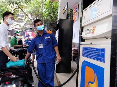 Bộ Công thương đề xuất điều chỉnh giá xăng dầu vào thứ Năm hàng tuần.