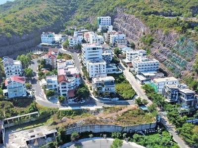 Loạt biệt thự sai phép mọc lên tại Dự án Khu biệt thự cao cấp Ocean View Nha Trang đến nay vẫn chưa “cắt ngọn” xong.