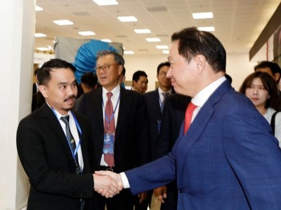 Chủ tịch SK Chey Tae-won và Giám đốc điều hành Tập đoàn Masan Danny Le (trái ảnh) bắt tay tại VIIE (Việt Nam International Innovation EXPO) ngày 28/10. Ảnh do SK cung cấp.