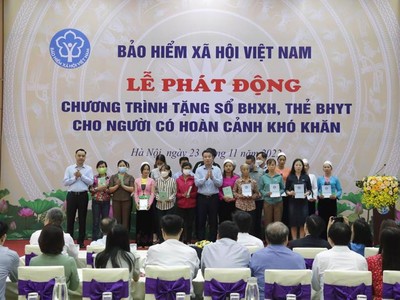 Dành hơn 22 tỷ đồng tặng sổ bảo hiểm xã hội, thẻ bảo hiểm y tế cho người dân có hoàn cảnh khó khăn