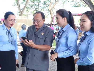 Bà Huỳnh Nguyễn Phương Oanh (trái) hướng dẫn khách tham quan trải nghiệm ứng dụng VssID.