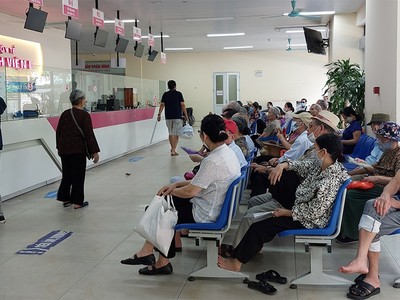 Nhiều người cao tuổi đến khám bệnh BHYT tại Bệnh viện E – Hà Nội.