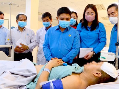 BHXH Đồng Nai thăm hỏi, hỗ trợ các nạn nhân trong vụ nổ lò hơi.