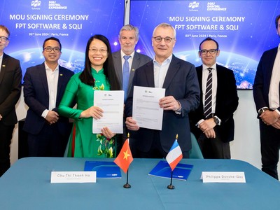 Lễ ký kết Biên bản ghi nhớ diễn ra tại Paris với sự tham gia của Chủ tịch FPT Software Chu Thị Thanh Hà, CEO Tập đoàn SQLI Philippe Donche-Gay và đại diện hai công ty.