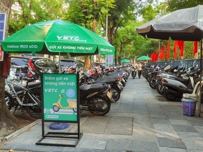 Sau hơn 2 tháng triển khai dịch vụ thu phí gửi xe không tiền mặt tại Hà Nội, VETC ghi nhận gần 100.000 lượt giao dịch