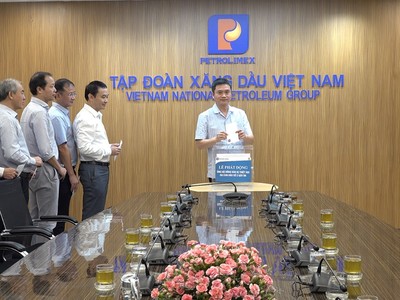 Ban Lãnh đạo Petrolimex ủng hộ tại văn phòng Tập đoàn.