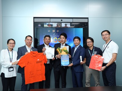 Nhân viên thứ 80.000 của FPT - anh Matsuyama Yutaro (thứ tư từ trái sang), sinh năm 1991, làm việc tại FPT Japan.