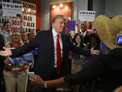 Cựu Tổng thống Mỹ đầu tiên trong lịch sử dùng Bitcoin để mua bánh burger