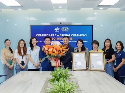Ông Nguyễn Khải Hoàn, Phó tổng giám đốc FPT Software nhận chứng chỉ ISO 45001 từ CPG Global trong buổi lễ trao chứng chỉ tại Hà Nội