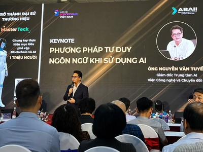 Ông Nguyễn Văn Tuyền, Giám đốc Trung tâm AI thuộc Viện Công nghệ và Chuyển đổi số phát biểu tại hội thảo.