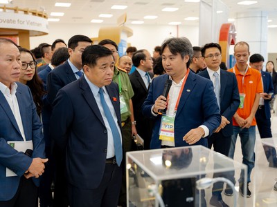 Bộ trưởng Bộ Kế hoạch và Đầu tư - Nguyễn Chí Dũng tham quan gian hàng của Tập đoàn FPT.