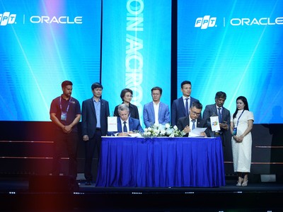 Ông Đào Hồng Giang - Phó Chủ tịch Điều hành kiêm Giám đốc Khối Tài chính - Ngân hàng, FPT IS, Tập đoàn FPT và ông Mark Atherton – Giám đốc toàn cầu Giải pháp phân tích dịch vụ tài chính và quản lý tuân thủ Oracle đại diện ký kết