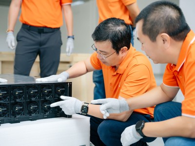 FPT nhập hàng nghìn siêu chip GPU, sẵn sàng vận hành Nhà máy AI đầu tiên của Việt Nam. Ảnh: Tập đoàn FPT.