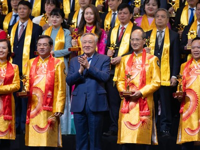 Ông Nguyễn Thế Phương – Phó tổng giám đốc Tập đoàn FPT đại diện Tập đoàn nhận giải thưởng tại lễ vinh danh. 