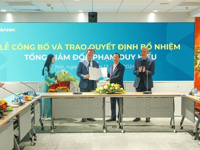 HĐQT ABBANK trao quyết định bổ nhiệm cho ông Phạm Duy Hiếu.