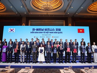 Ông Lê Trường Tùng, Chủ tịch Hội đồng trường Trường Đại học FPT (hàng 1, thứ 5 từ trái sang) và ông Hà Minh Tuấn, Giám đốc FPT Hàn Quốc, Tập đoàn FPT (hàng 1, thứ 6 từ trái sang) nhận thỏa thuận hợp tác dưới sự chứng kiến của Tổng Bí thư Tô Lâm và Thủ tướng Hàn Quốc Kim Min Seok.