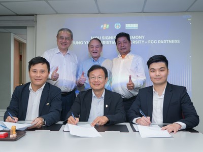 Đại diện FPT, CYCU và FCC Partners Inc ký kết hợp tác.