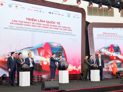 Các đại biểu bấm nút khai mạc Triển lãm & Hội nghị.