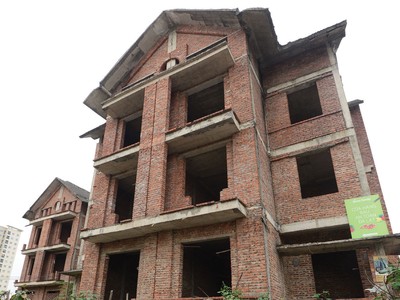 Vấn đề nan giải nhất hiện nay là muốn bán tài sản bảo đảm để xử lý nợ xấu, chủ nợ phải thỏa thuận với con nợ