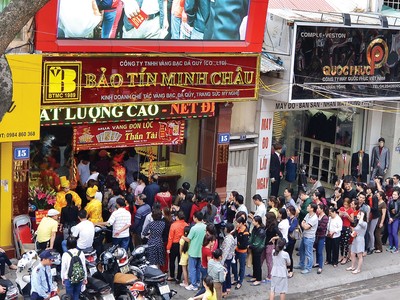 Ngày Thần Tài đầu năm, người dân vẫn đổ xô đi mua vàng, cho thấy tâm lý tích trữ vàng rất phổ biến