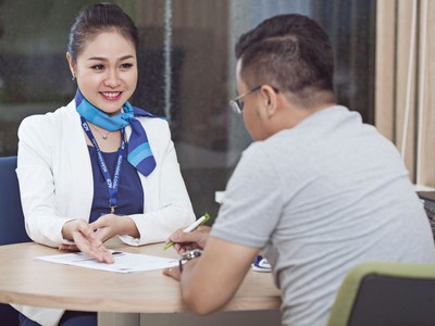 Đằng sau nụ cười tươi tắn là những áp lực công việc không nhỏ